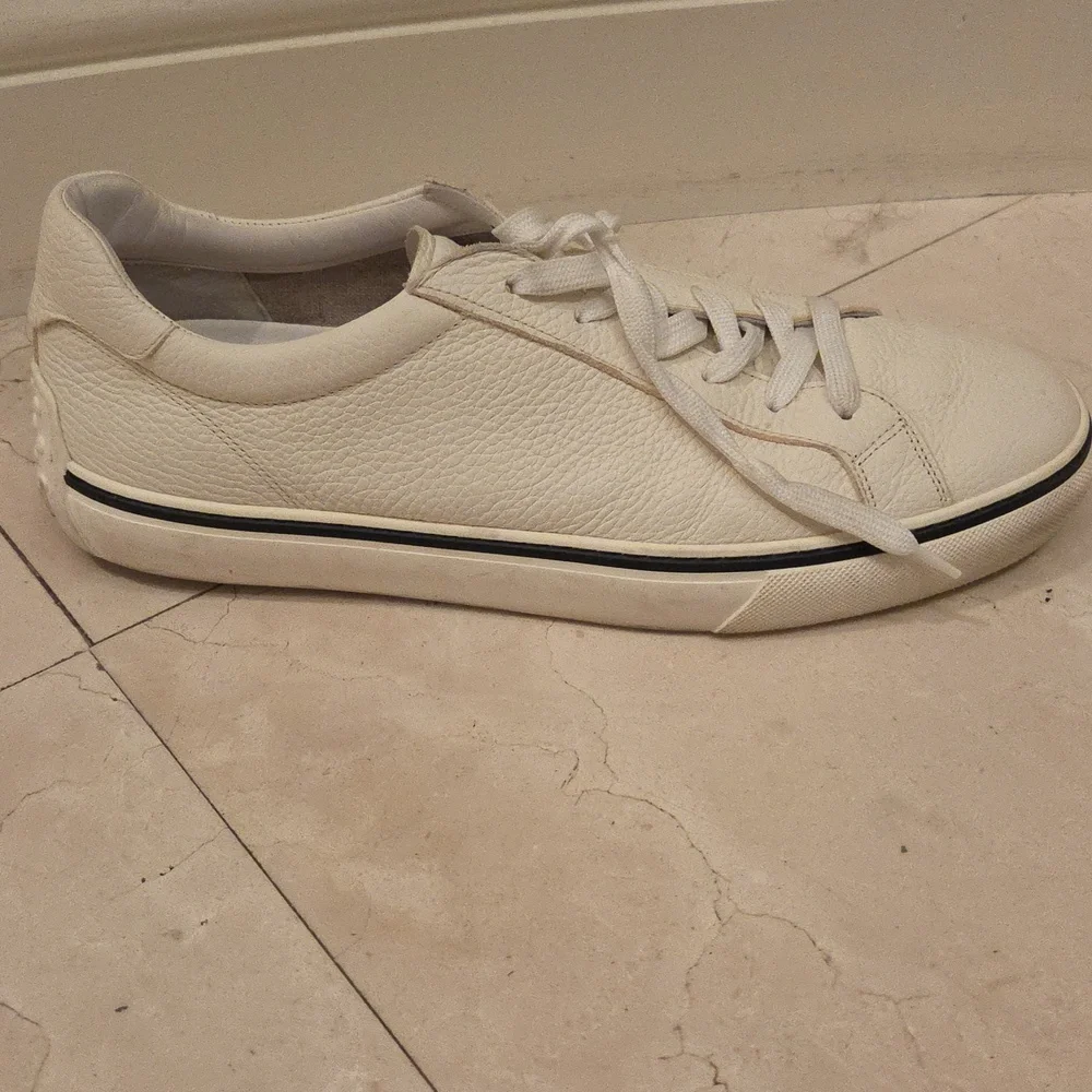 Tod's Cream Leather Low-Top Sneakers with Black Stripe